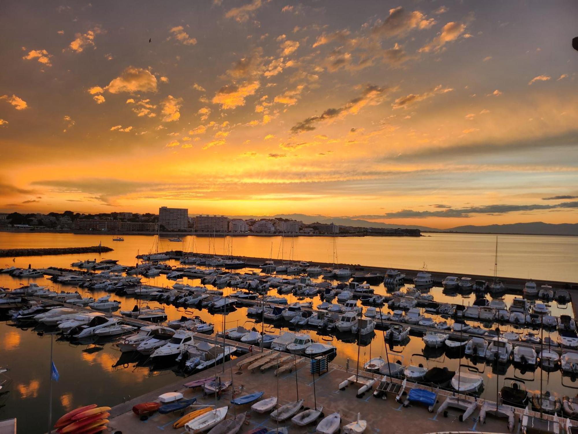 Solo Atico Guest Suites L' Escala Luaran gambar